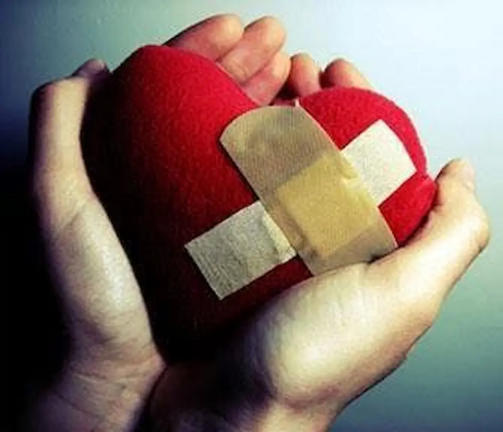 cuore ferito accolto fra le mani