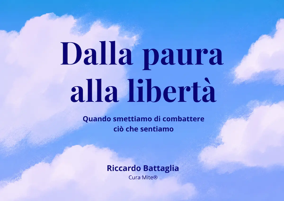 Copertina dell'e-book con sfondo di cielo blu e nuvole bianche con titolo "dalla paura alla libertà" e sottotitolo "quando smettiamo di combattere ciò che sentiamo" e il nome dell'autore